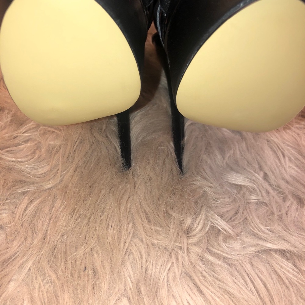 Shoe - Picture 3 of 5